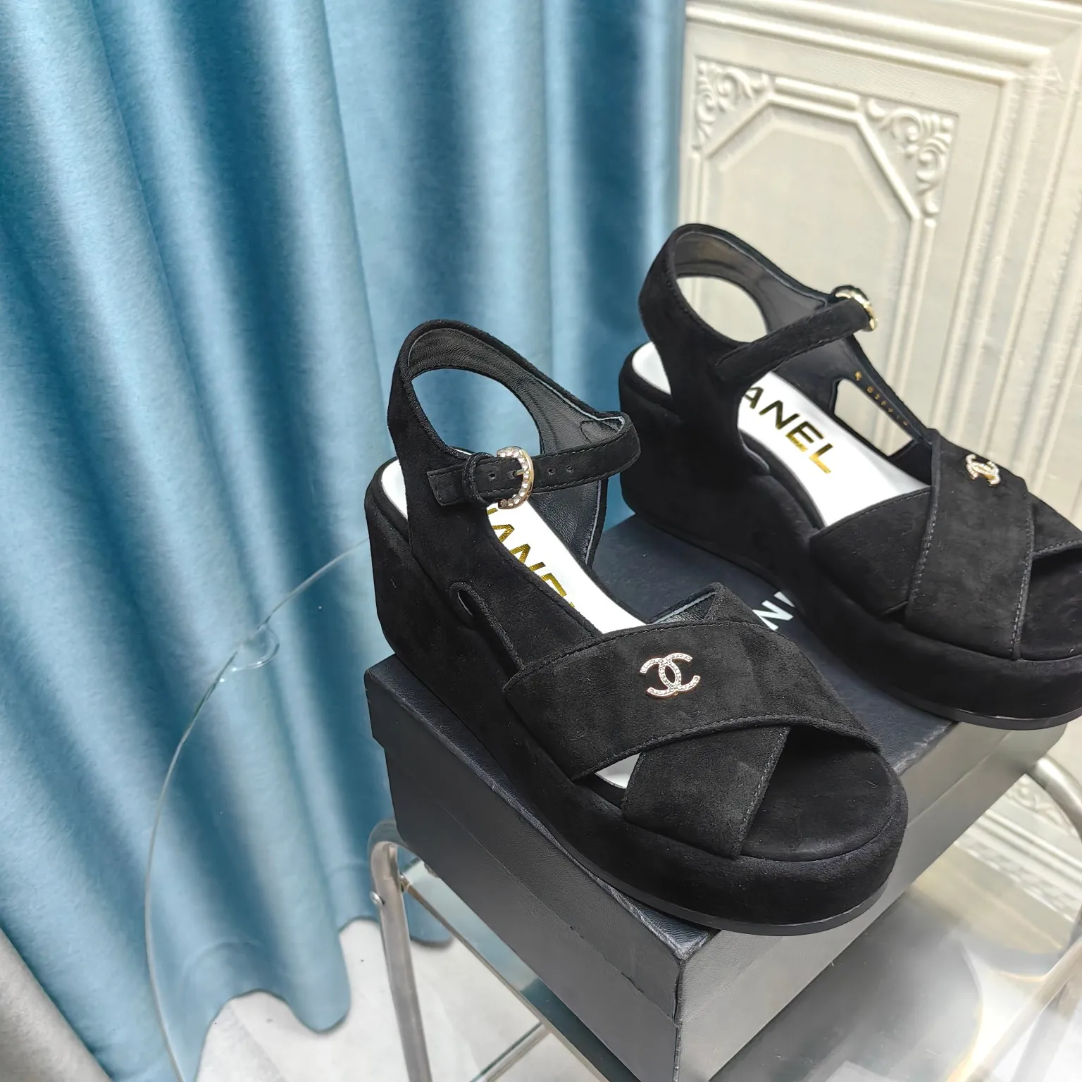 👟👟Ex-factory price 540👟👟 Top version Chanel/Chanel 24ss thick-soled lame-heeled sandals Material ☑️Fabric: patent leather/sheep ☑️Lining: sheepskin ☑️Outsole: original outsole ☑️Heel height: 7.5cm ☑️Number of yards: 35-40